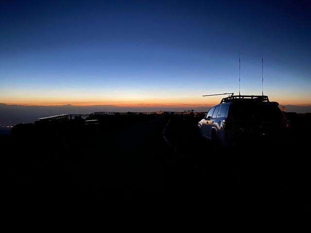 Sunrise at the Pikes Peak summit (KN0MAP)