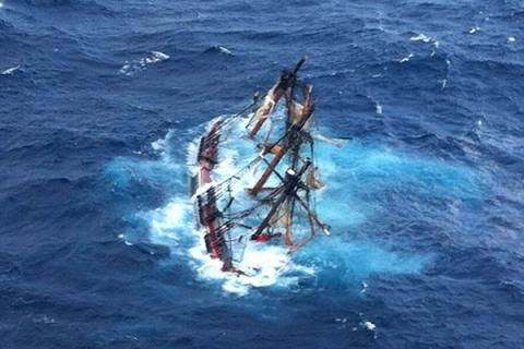 HMS Bounty sinks.